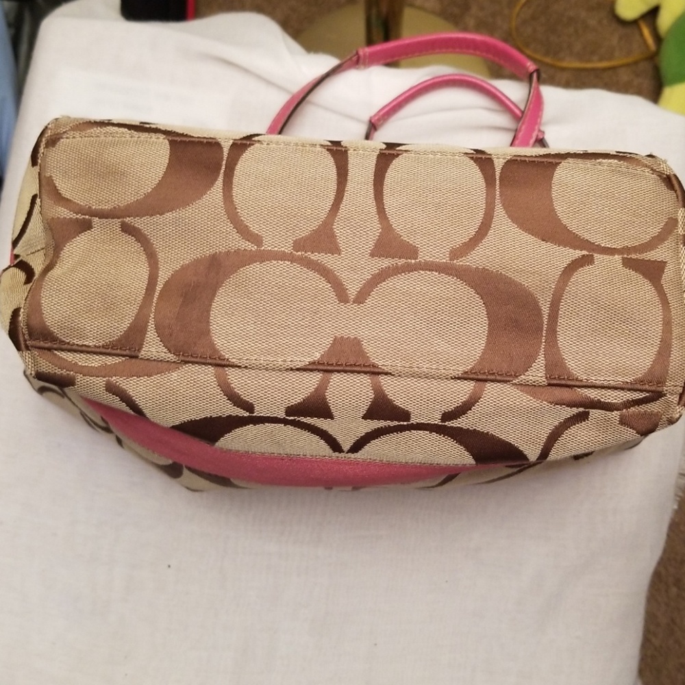 Signature Coach - Picture 2 of 4